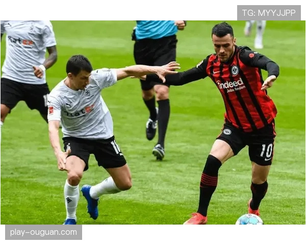 斯图加特3-2逆转门兴，两次利用前场任意球机会头球破门